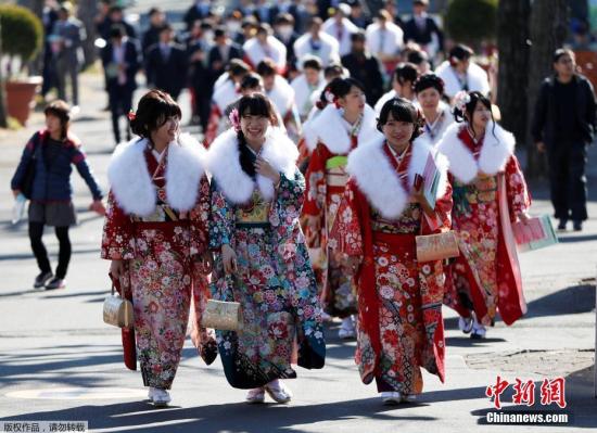 资料图片：日本东京举办“成人节”庆祝仪式，少女们身穿和服盛装出席。