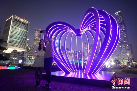 以“爱与浪漫”为主题的“国际灯光艺术展”将于1月18日至2月24日在香港中环海滨举行，新一轮展览共有15件海外和本地作品，其中7件是全新展品，另外8件是前期举办的“闪耀维港灯影节”的参展作品。主办方香港旅发局预料，在维港夜色的衬托下，灯光艺术作品将吸引大批市民和游客参观，尤其在元宵节和情人节，中环海滨将成为情侣浪漫“打卡”的热点。图为香港本地作品“心跳回忆”，进入其中可以感受灯光的闪动，回忆初恋心动的那一刻。<a target='_blank' href='http://www.chinanews.com/'>中新社</a>记者 张炜 摄