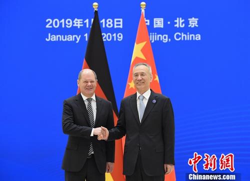 1��18�գ��ڶ����е¸߼���ƽ�Ի��ڱ������У��й�����Ժ���������ס��¹����������������Ф���ķֱ������������ų�ϯ��ͼΪ����(��)��Ф�������֡�<a target='_blank' href='http://www.chinanews.com/'>������</a>���� ���� ��