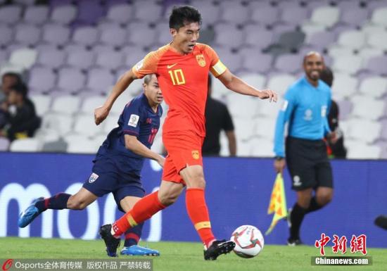 当地时间1月20日，中国男足在亚洲杯1/8决赛中迎战泰国队。图为郑智在比赛中。图片来源：Osports全体育图片社