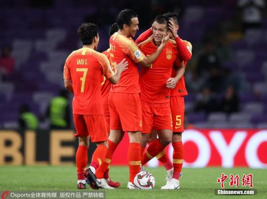 资料图：在今年年初的亚洲杯上，国足靠的还是“老面孔”们。图为中国队庆祝肖智进球。图片来源：Osports全体育图片社