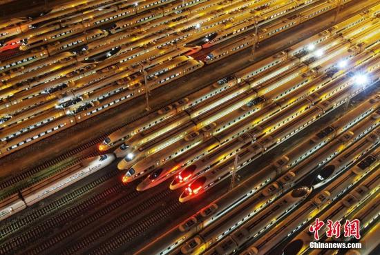 资料图：停靠在南京南动车所存车线上的列车。<a target='_blank' href='http://www.chinanews.com/'>中新社</a>记者 泱波 摄