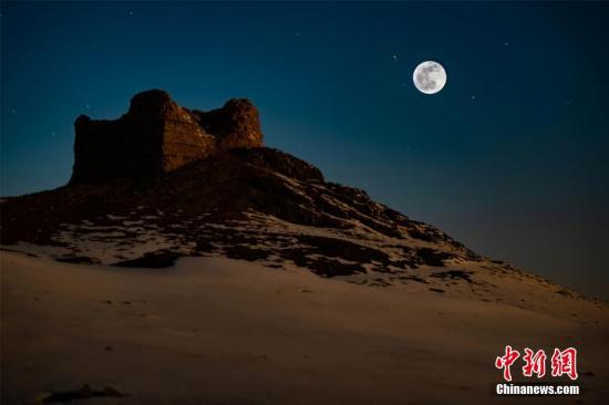 ������������ػͳ��ֽ�ѩ������λ�ڶػͳ�����70��������ؾ���Ҳ�����İ�ѩ���ǣ�Ϧ��ӳ�գ�˿·�ŵ����Բ�ã���������³��������ա�ѩɫ����Į�������� ��