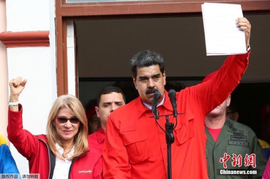 当地时间1月23日下午，委内瑞拉总统马杜罗宣布与美国断交，并要求美使馆人员72小时内离开委内瑞拉。据外媒报道，23日，委内瑞拉反对党派在首都加拉加斯发起大规模游行，反对党领袖、委内瑞拉议会主席瓜伊多宣称为该国“临时总统”，随即美国总统特朗普以及拉美多国领导人表示承认，引发马杜罗强烈不满。图为当地时间1月23日，委内瑞拉总统马杜罗在首都加拉加斯参加集会并发表讲话。