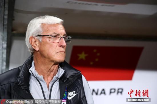 图为中国队主教练里皮在比赛现场。图片来源：Osports全体育图片社