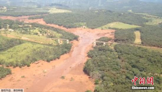 据巴西消防部门通报，发生决堤的是巴西淡水河谷公司在当地的一个铁矿废料矿坑的堤坝，大量泥浆和垃圾流入淡水河谷公司在布鲁马迪纽市的地区总部和附近一些村落，淹没了不少建筑物。