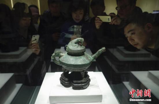 1月29日，“虎鎣：新时代·新命运”展览在北京的中国国家博物馆开幕。“虎鎣”为西周晚期文物，原为清宫旧藏，1860年被英国军官哈利·埃文斯劫掠后由其家族收藏。2018年11月23日，经中国有关部门多方面工作推动流失文物返还，“虎鎣”最终在被安全运回北京。/p中新社记者 贾天勇 摄