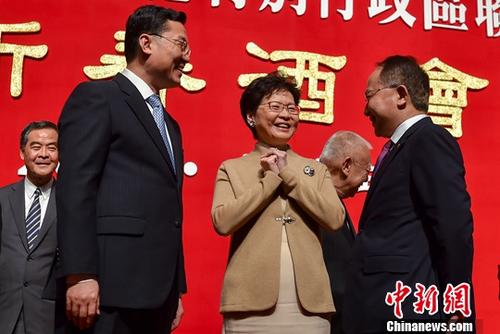 1月29日,中央政府驻港联络办公室在香港会展中心举行2019年新春酒会。图为中央政府驻港联络办主任王志民(右一)、香港特别行政区行政长官林郑月娥(中)和外交部驻港特派员公署特派员谢锋(左二)相互道贺。中新社记者 张炜 摄 1月29日,中央政府驻港联络办公室在香港会展中心举行2019年新春酒会。图为中央政府驻港联络办主任王志民(右一)、香港特别行政区行政长官林郑月娥(中)和外交部驻港特派员公署特派员谢锋(左二)相互道贺。中新社记者 张炜 摄