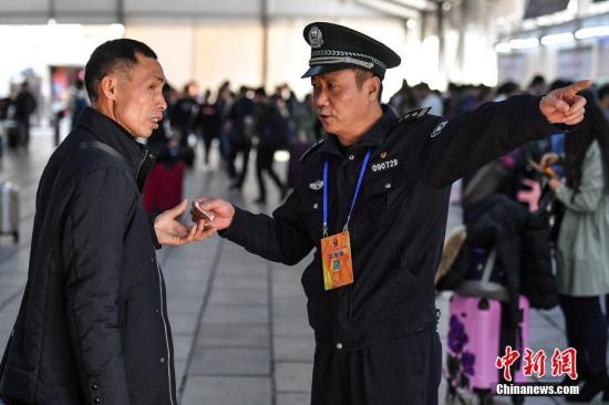 1月30日，广州车站派出所监察组组长曾伟清在广州火车站站前广场进行岗位巡逻。春运期间，曾伟清迎来一年中最繁忙的时期，每天他要在辖区内巡查2次。自1988年7月加入广铁警队以来，这已是曾伟清参与的第31个春运。2月5日，年近60岁的曾伟清将迎来他的最后一班岗。<a target='_blank' href='http://www.chinanews.com/'>中新社</a>记者 陈骥旻 摄