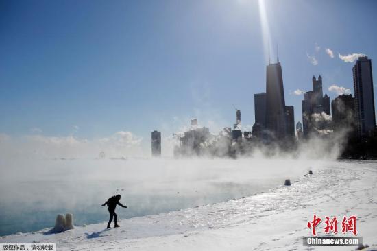当地时间1月30日，美国芝加哥遭遇极寒天气，温度降至零下32摄氏度，新的寒流“冰封”了密歇根湖及其沿岸，一眼望去白茫茫一片，湖水结冰，冰柱林立，宛如一座纯白唯美的“冰雕公园”。