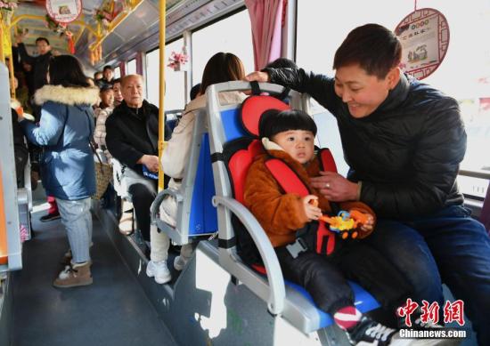 河北邯郸26路公交车,小乘客坐在“儿童安全座椅”上。<a target='_blank' href='http://www.chinanews.com/'>中新社</a>记者 翟羽佳 摄 河北邯郸26路公交车,小乘客坐在“儿童安全座椅”上。<a target='_blank' href='http://www.chinanews.com/'>中新社</a>记者 翟羽佳 摄