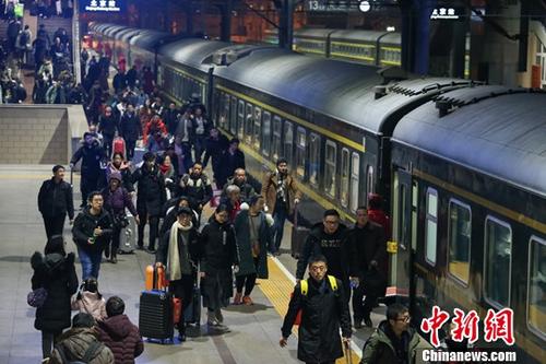 资料图：2月1日晚，旅客在北京站乘坐T215次列车。<a target='_blank' href='http://www.chinanews.com/'>中新社</a>记者 贾天勇 摄