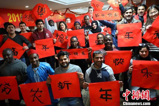 International students in China write Chinese characters to greet the Chinese Lunar New Year. (File photo/China News Service)