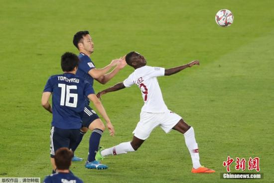 卡塔尔队以3：1战胜日本队，首夺亚洲杯冠军。图为两队在比赛中。