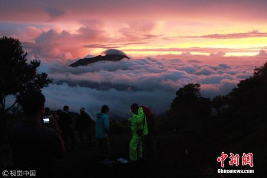 当地时间2月3日，印度尼西亚日惹，默拉皮火山在阳光的映衬下蔚为壮观。图片来源：视觉中国