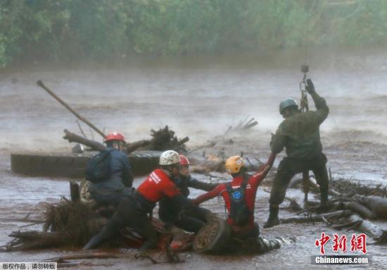 资料图：当地时间2019年2月5日，巴西矿坝决堤事故救援小组被困帕洛佩巴河，一名士兵帮助搜救矿坝决堤事故受害者的救援小组。