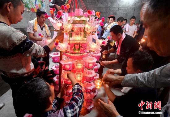 资料图:福建游花灯民俗活动。<a target='_blank' href='http://www.chinanews.com/'>中新社</a>记者 张斌 摄 资料图:福建游花灯民俗活动。<a target='_blank' href='http://www.chinanews.com/'>中新社</a>记者 张斌 摄