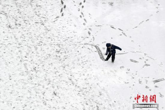 内蒙古呼和浩特大范围降雪 致交通受阻