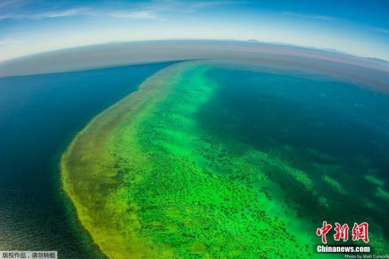 资料图：2019年2月15日，航拍澳大利亚大堡礁，黄色浑浊海水环绕岛礁。