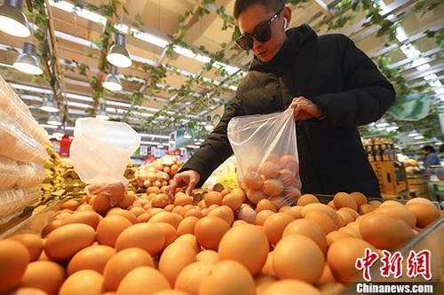 资料图：山西太原一超市内，顾客正在选购鸡蛋。/p中新社记者 张云 摄