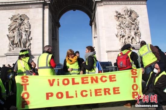 当地时间2月16日，巴黎遭遇自2018年11月以来的第14轮示威，示威者在凯旋门聚集。中新社记者 李洋 摄