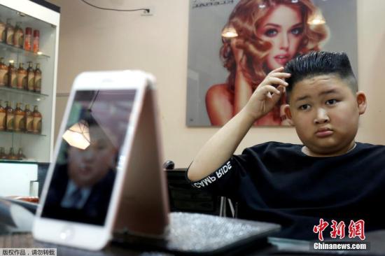 资料图：当地时间2月19日，越南河内一家理发店决定搭“特金会”热潮，推出“免费理特朗普和金正恩发型”的活动。