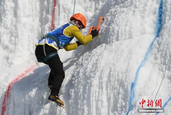 2月23日，2019亚泰杯全国攀冰锦标赛在长春莲花山主题驿站攀冰基地鸣枪开赛。来自全国近百名顶级选手用矫健的身手攀着冰壁，一路尽情释放运动的激情。张瑶 摄