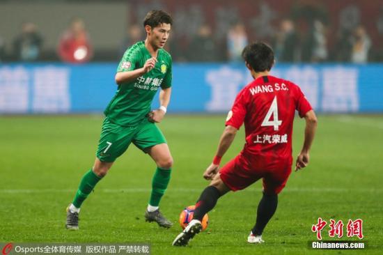 资料图：中国足球归化球员第一人侯永永(绿)。 图片来源：Osports全体育图片社