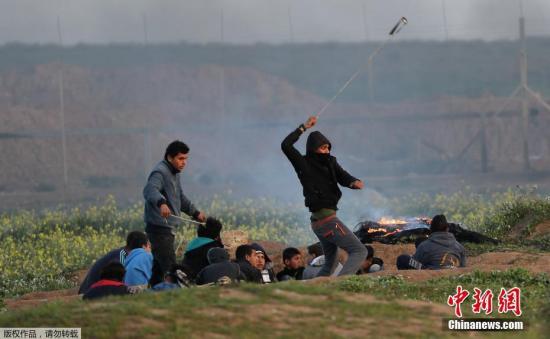 当地时间2月22日，加沙地带，巴勒斯坦示威者在巴以边境持续抗议，与以色列警方发生激烈冲突，15岁巴勒斯坦男孩在冲突中身亡。