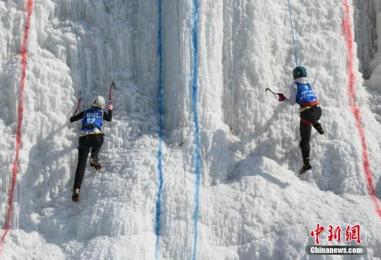 来自全国近百名顶级选手用矫健的身手攀着冰壁，一路尽情释放运动的激情。张瑶 摄