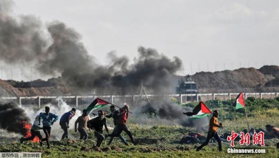 资料图：当地时间2019年2月22日，加沙地带，巴勒斯坦示威者在巴以边境持续抗议，与以色列警方发生激烈冲突，15岁巴勒斯坦男孩在冲突中身亡。