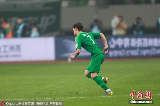 资料图：2019中国足协超级杯北京国安对战上海上港的比赛中，侯永永在第70分钟替补登场，这也是中国足球赛场第一次出现归化球员的身影。图片来源：Osports全体育图片社