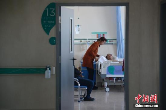 资料图：患者正在一家医院内进行治疗。/p中新社记者 刘文华 摄