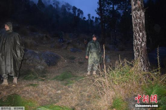 据外媒2月27日报道，巴基斯坦军方证实，在巴控克什米尔地区击落了“侵犯巴方领空”的2架印度军机。巴基斯坦外交部表示，对印度军机实施空中打击的目的是表明“自卫的态度和决心”。另据路透社报道，巴基斯坦军方表示，逮捕了一名飞行员。图为巴拉科特地区巴基斯坦士兵营地。