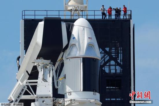 当地时间3月1日，美国佛罗里达州卡纳维拉尔角空军基地，搭载无人驾驶“载人龙飞船”的SpaceX猎鹰9号火箭伫立在发射台上。据报道，“载人龙飞船”的无人发射定于2日进行，载人发射定于7月进行。两次发射均为试飞，完成后“载人龙”将获得美国航天局认证，可执行常规的国际空间站载人任务。