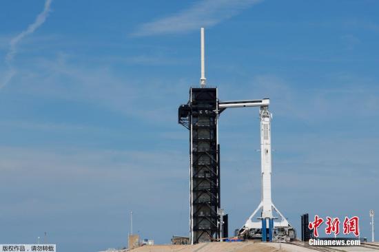 资料图：当地时间3月1日，美国佛罗里达州卡纳维拉尔角空军基地，搭载无人驾驶“载人龙飞船”的SpaceX猎鹰9号火箭伫立在发射台上。据报道，“载人龙飞船”的无人发射定于2日进行，载人发射定于7月进行。两次发射均为试飞，完成后“载人龙”将获得美国航天局认证，可执行常规的国际空间站载人任务。