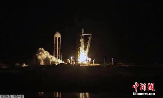 当地时间3月3日，美国宇航局在任务现场直播视频宣布，SpaceX载人龙飞船成功与国际空间站进行对接。载着载人龙飞船的助推火箭“猎鹰9”于3月2日，从美国佛罗里达州卡纳维拉尔角空军基地发射。飞船里有个假人模型，用来记录真实宇航员承受的各项数据。（资料图片）