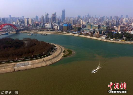 资料图：长江与汉江交汇江段。吴铭 摄 图片来源：视觉中国