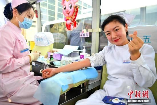 资料图：医护人员献血。中新社记者 翟羽佳 摄