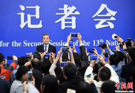 3月8日,十三届全国人大二次会议新闻中心举行记者会,邀请国务委员兼外交部长王毅就“中国外交政策和对外关系”相关问题回答中外记者提问。中新社记者 侯宇 摄 3月8日,十三届全国人大二次会议新闻中心举行记者会,邀请国务委员兼外交部长王毅就“中国外交政策和对外关系”相关问题回答中外记者提问。中新社记者 侯宇 摄