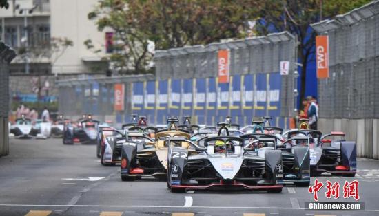 资料图：3月10日，2019国际汽联电动方程式赛车锦标赛(Formula E)香港站比赛在中环海滨举行。图为一众车手在起步后于中环海滨赛道上竞逐。记者 麦尚旻 摄