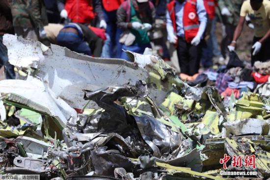 据埃塞俄比亚航空公司官网最新消息称，该公司失事的ET302客机的两个黑匣子：驾驶舱语音记录仪和飞行数据记录器均已寻获。当地时间3月10日上午，埃塞俄比亚航空公司一架波音737-MAX 8客机坠毁，机上157人全部遇难，中国大使馆证实其中8名死者为中国公民。图为坠机现场，救援人员努力搜寻黑匣子。