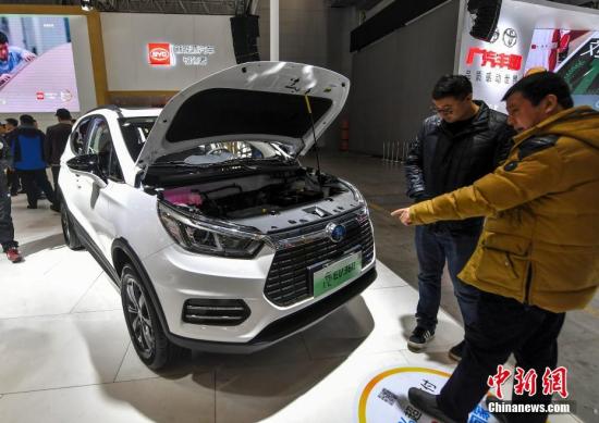 资料图：车展上一款纯电动新能源汽车吸引参观者。/p中新社记者 刘新 摄