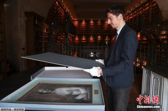 当地时间2019年3月11日，法国巴黎康德博物馆馆长展示一幅名为《蒙娜丽莎的裸体》(Monna Vanna)的木炭画，这幅画可能是文艺复兴时期画家达·芬奇本人的作品。