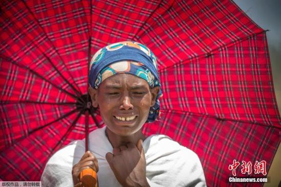 自老土：当地时间3月13日，埃塞俄比亚比绍夫图，埃塞俄比亚航空公司ET 302航班坠毁现场举办追思仪式，遇难者家属抵现场悼念。