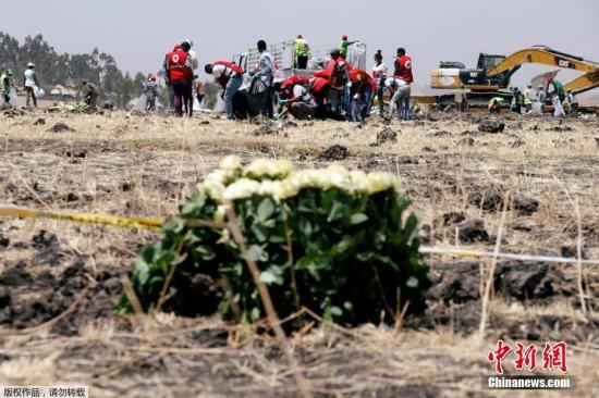 资料图：埃塞航班坠毁现场举办追思仪式，遇难者家属悼念。