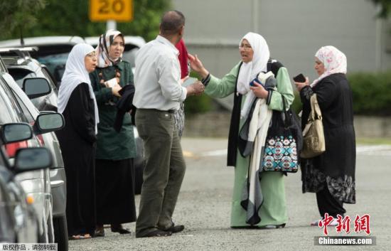 目前，当地警方正尽力控制局面。新西兰的学校全部戒严，警方提示市民不要前往清真寺附近。
