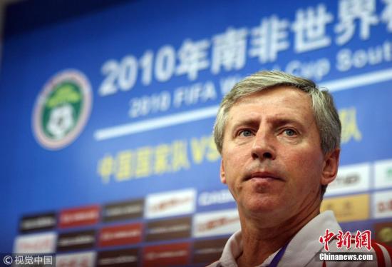 2007年,中国足协签约塞尔维亚教练福拉多,后者担任中国男足国家队执行教练。国足迎来杜伊、福拉多共同执教,成绩却并不理想。2008年,南非世界杯预选赛国足提前一轮小组垫底,福拉多黯然下课,杜伊亦饱受非议;中国国奥队在北京奥运会中一平二负小组遭到淘汰,杜伊离任。图片来源:视觉中国 2007年,中国足协签约塞尔维亚教练福拉多,后者担任中国男足国家队执行教练。国足迎来杜伊、福拉多共同执教,成绩却并不理想。2008年,南非世界杯预选赛国足提前一轮小组垫底,福拉多黯然下课,杜伊亦饱受非议;中国国奥队在北京奥运会中一平二负小组遭到淘汰,杜伊离任。图片来源:视觉中国