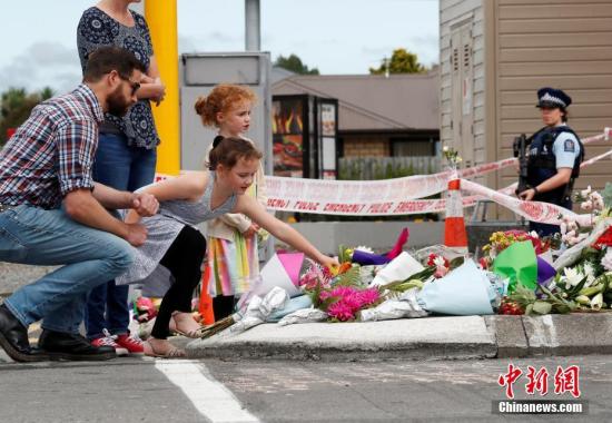 资料图：2019年3月16日，新西兰民众哀悼克赖斯特彻奇清真寺枪击案的遇难者并献上鲜花表示悼念。