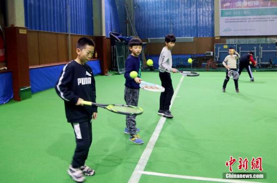 资料图：网球运动爱好者进行网球基础练习。/p中新社记者 马铭言 摄